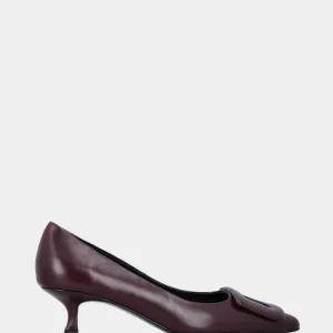 Décolleté in vitello bordeaux con accessorio geometrico