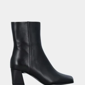 Stivaletto in nappa nera con punta quadrata asimmetrica e tacco 70mm