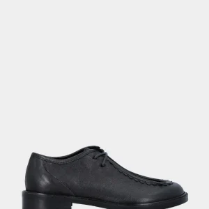 Stringata in vitello nero modello paraboot con vaschetta smerlata