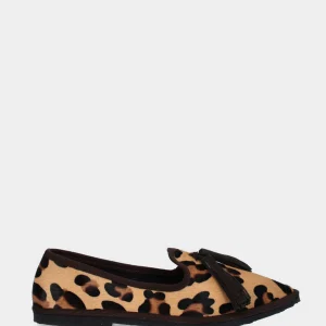 Pantofolina in cavallino leopardato con nappine su forma friulana
