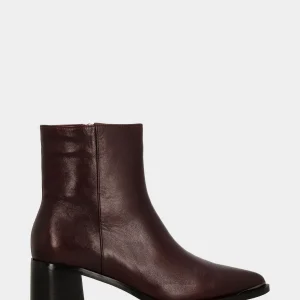Stivaletto in vitello bordeaux con puntalino metallico e tacco su monoblocco