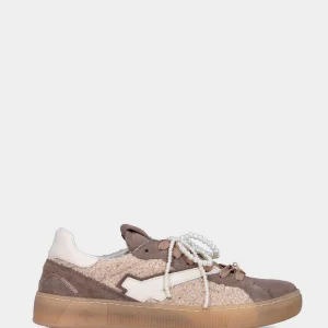 Sneaker in camoscio e astrakan beige con laccio infiocchettato