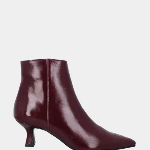 Stivaletto in verlux bordeaux con tacco a calice e punta sfilata