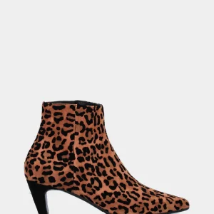 Stivaletto in camoscio leopardato con tacco a coda e punta affusolata