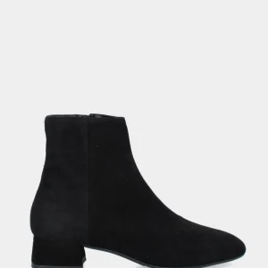 Stivaletto in camoscio nero con tacco a blocco e punta quadrata