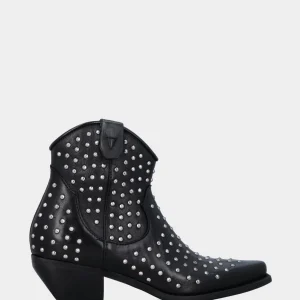 Stivaletto camperos in vitello nero con borchiette metalliche