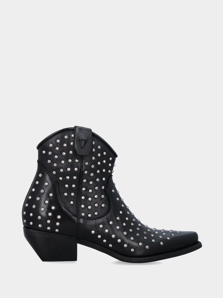 Stivaletto camperos in vitello nero con borchiette metalliche