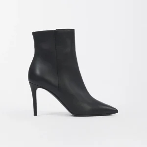 Stivaletto Nero in Pelle con Suola Carrarmato