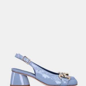 Décolleté celeste in pelle lucida modello slingback con morsetto metallico