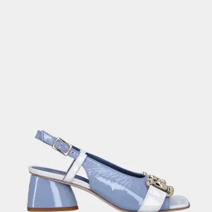 Sandalo slingback celeste in pelle lucida con morsetto metallico
