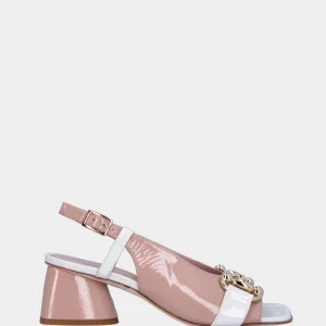 Sandalo slingback nude in pelle lucida con morsetto metallico