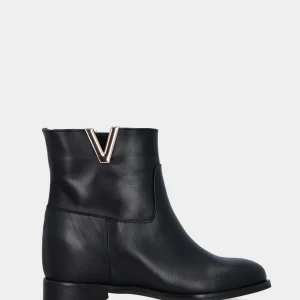 Stivaletto in vitello nero con zeppa interna e accessorio laccato