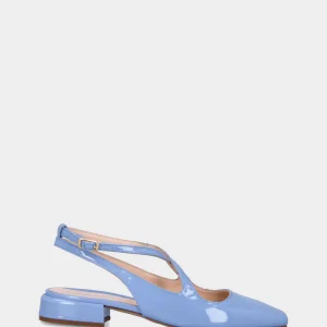 Slingback azzurra in vernice con cinturini incrociati a punta quadrata