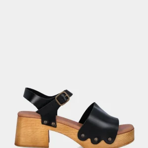 Zoccolo nero in pelle con fascia ad ondine chiodata