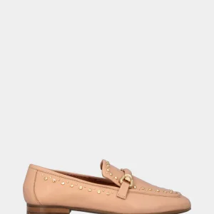 Mocassino beige in pelle con morsetto e borchie