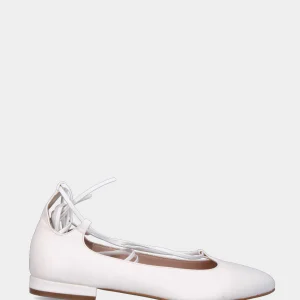 Ballerina bianca in pelle con laccio alla caviglia
