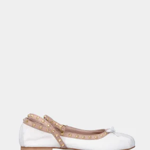 Ballerina bianca in pelle con borchie e cinturino alla caviglia