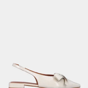 Slingback in vitello spazzolato bianco latte con fiocco e punta quadrata sfilata