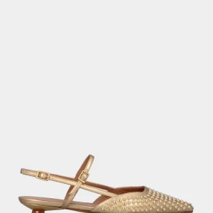 Slingback in laminato oro con borchie a pallini e tacco a piattino