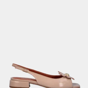 Sandalo slingback in verlux beige con fiore sullo scollo