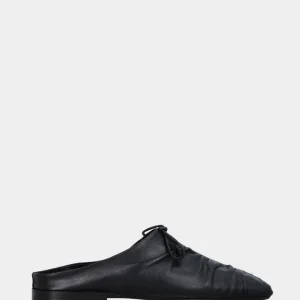 Sabot in nappa nera con fiocchetto e tacco flat
