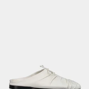 Sabot in nappa bianco latte con fiocchetto e tacco flat