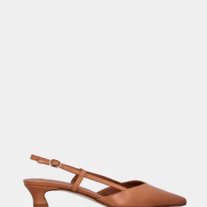 Slingback in nappa color cammello con scollo a V