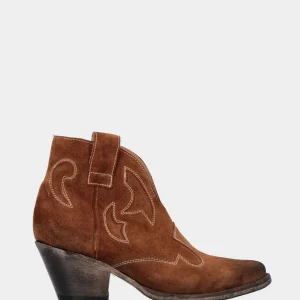 Camperos a tronchetto in velour color cuoio con intagli sul gambaletto
