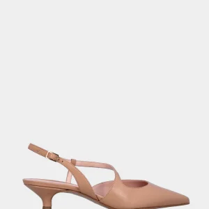Slingback in nappa beige con cinturino asimmetrico e tacco a calice