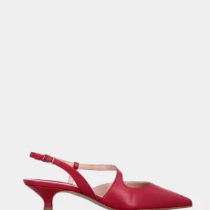 Slingback in nappa rossa con cinturino asimmetrico e tacco a calice
