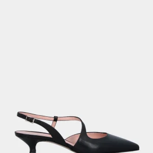 Slingback in nappa nera con cinturino asimmetrico e tacco a calice