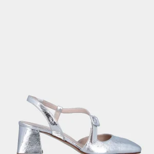 Slingback in laminato argento con cinturino sinuoso e tacco a blocco