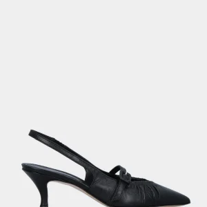 Slingback in nappa nera con tacco incavato a coda e tomaia con venature