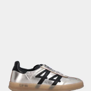 Sneaker in laminato platino con dettagli in vitello nero