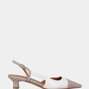 Slingback in nappa beige e bianco latte con cinturino asimmetrico