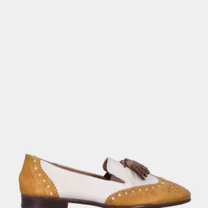 Pantofola in montone ocra e bianco con nappine beige