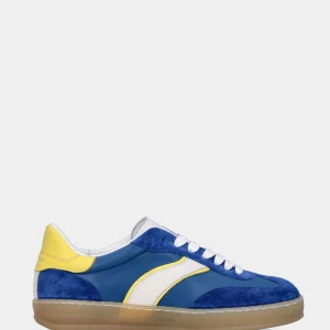 Sneaker multimateriale in tessuto tecno e velour azzurro con profilo giallo