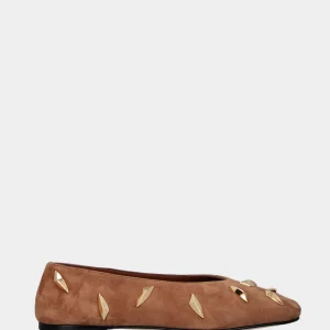 Ballerina in camoscio marrone con borchie dorate e punta quadrata