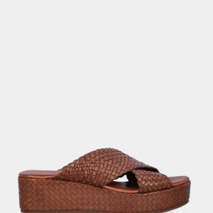 Ciabatta in nappa color cuoio intrecciata con platform